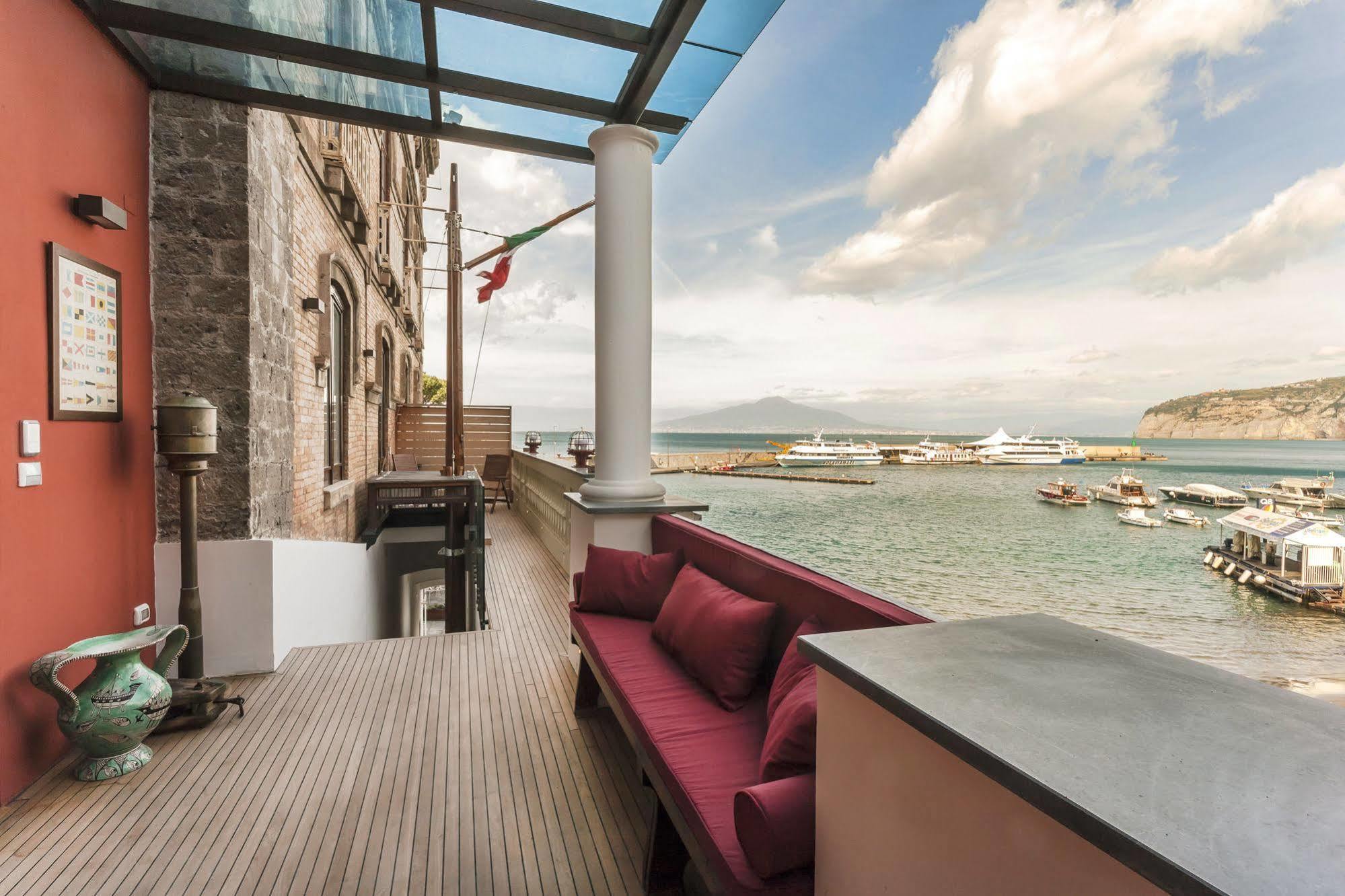 Yacht Club Capo Cervo Suites B&B Sorrento Eksteriør bilde