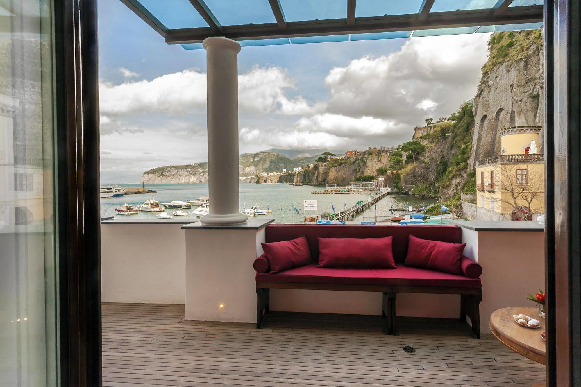 Yacht Club Capo Cervo Suites B&B Sorrento Eksteriør bilde