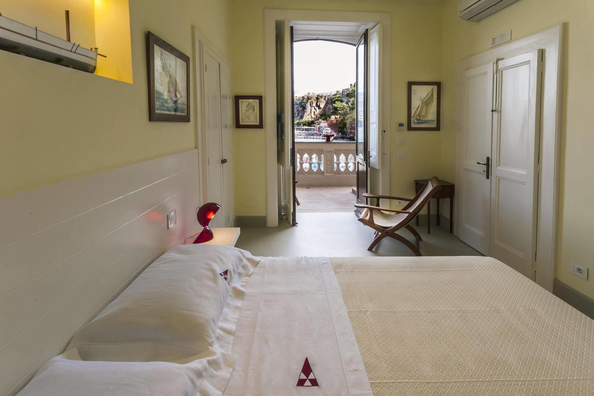 Yacht Club Capo Cervo Suites B&B Sorrento Eksteriør bilde