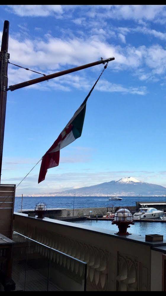 Yacht Club Capo Cervo Suites B&B Sorrento Eksteriør bilde