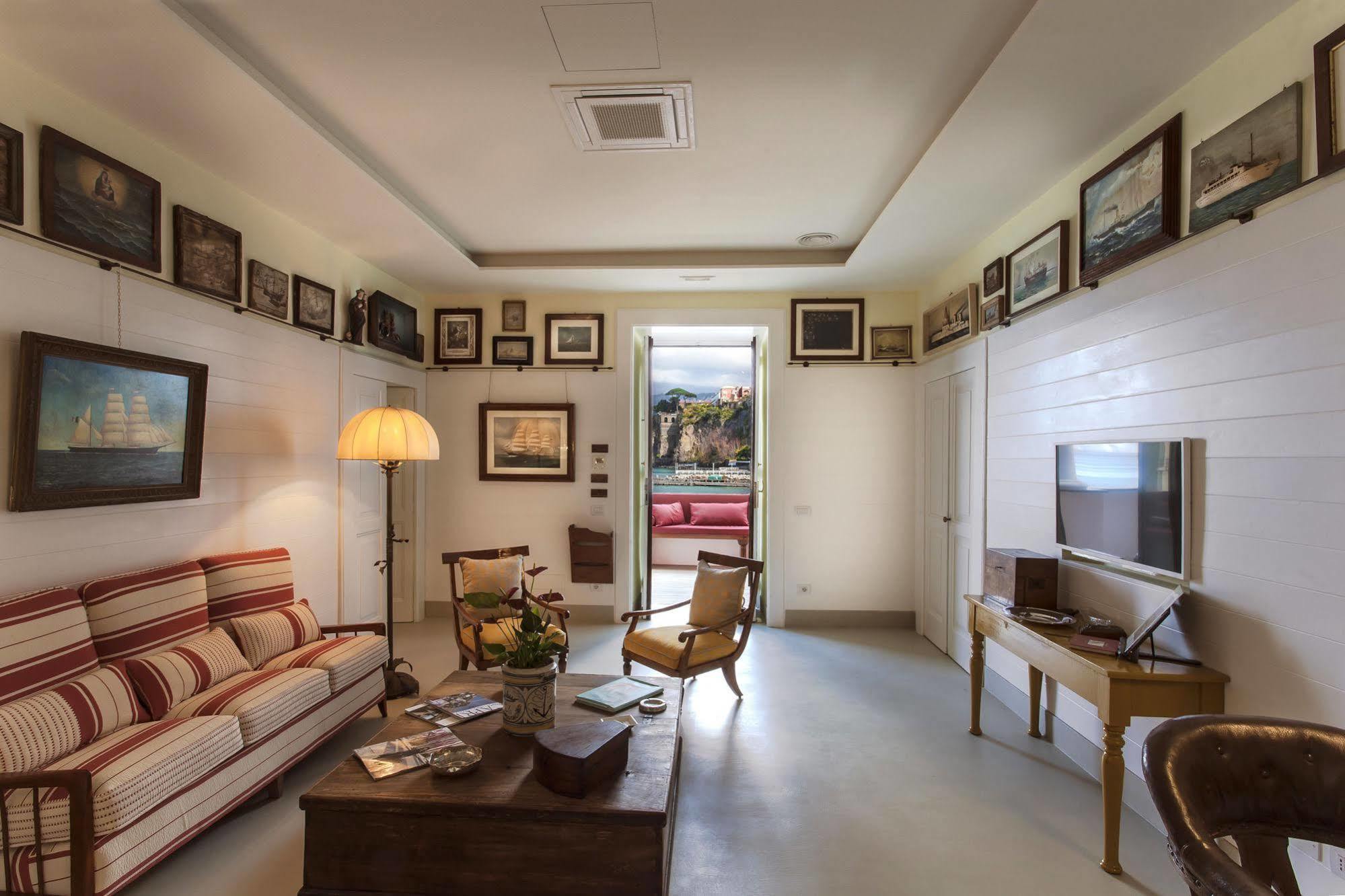 Yacht Club Capo Cervo Suites B&B Sorrento Eksteriør bilde